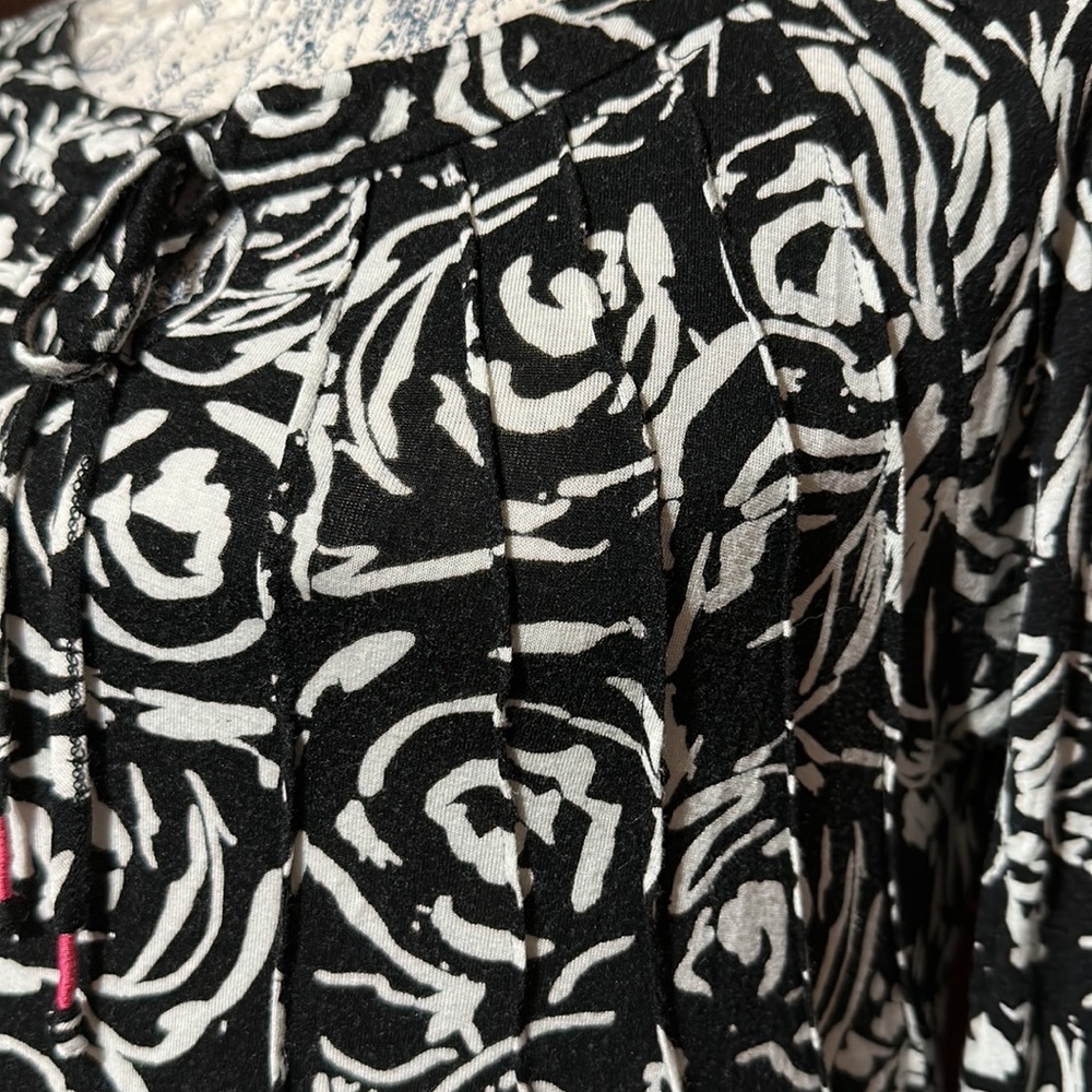 Ellen Tracy Scoop Neck Long Sleeve Black and White Pleated Blouse - Picture 6 of 10